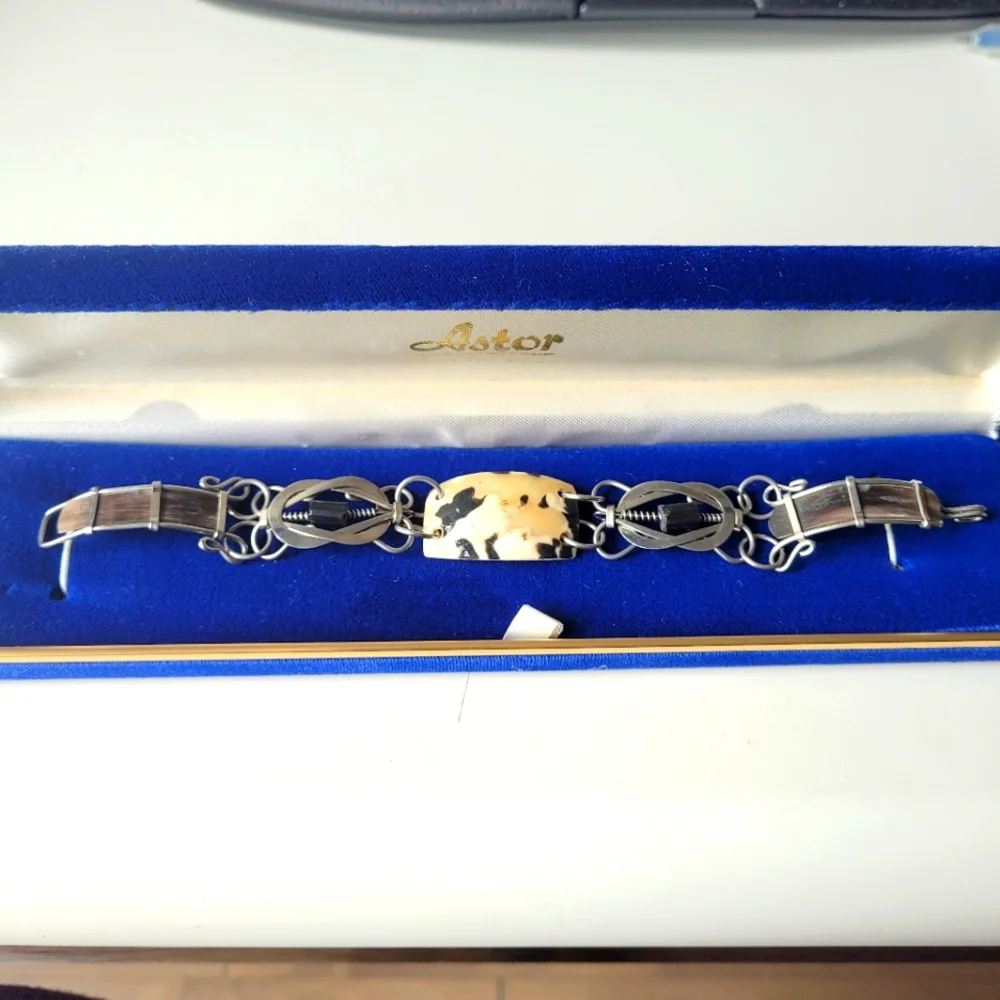 Silver tone bracelet with shells - Picture 3 of 7